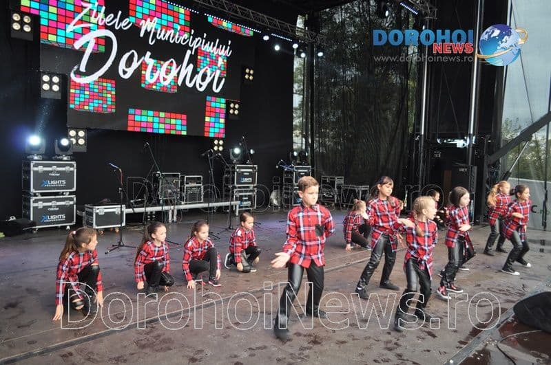 Tinere talente pe scena de la Zilele Municipiului Dorohoi 2018 - FOTO