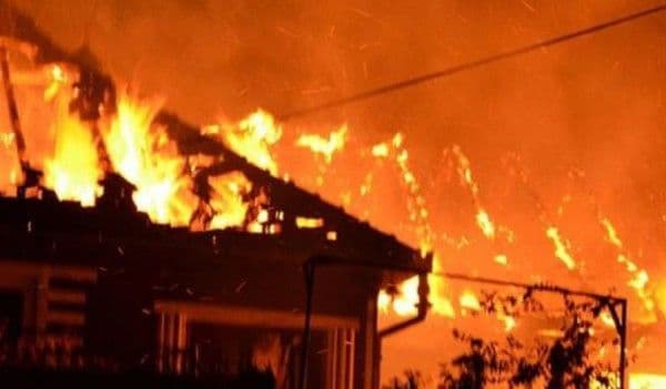 Un bărbat din județul Botoșani a dat foc la casă după o ceartă cu unchiul său!