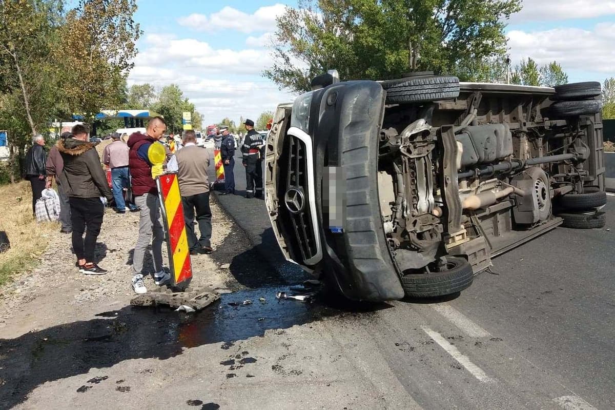Microbuz cu ruta Dorohoi - Constanța implicat într-un accident cu cinci victime - FOTO