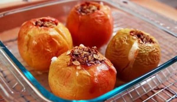 Mere coapte cu fructe şi nuci