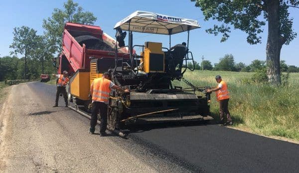 Se toarnă asfalt pe drumurile județene Manoleasa – Zahoreni – Borolea și Corlăteni – Dimăcheni