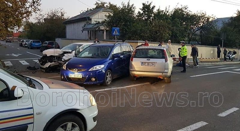 Accident GRAV! Trei mașini au fost distruse și patru oameni au ajuns la spital - FOTO