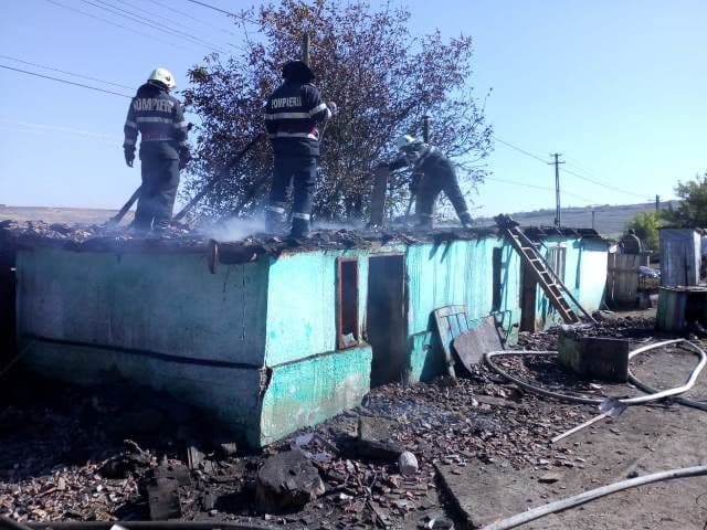 Incendiu izbucnit la o casă din Dimăcheni! Pompierii dorohoieni au intervenit pentru stingere