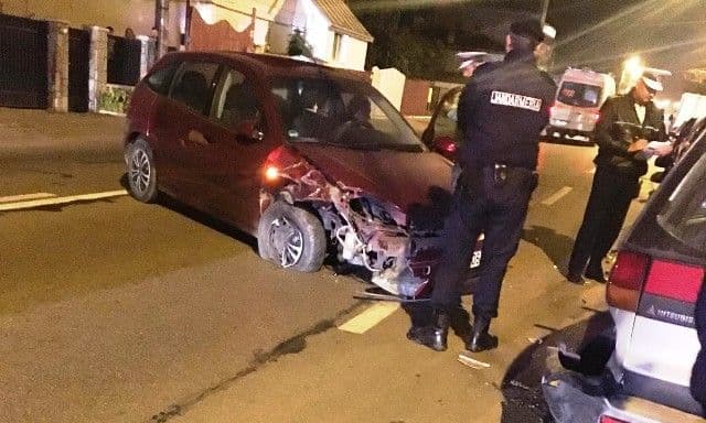 O șoferiță beată a scăpat mașina de sub control provocând un accident în care a distrus trei mașini - FOTO