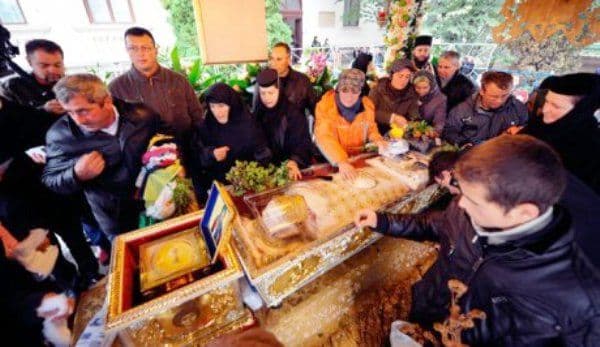 Tradiţii și obiceiuri de Sfânta Parascheva: Ce NU ai voie să faci în această zi. BLESTEMUL moaştelor