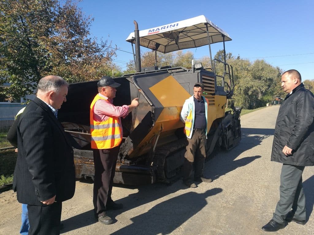 S-a dat startul lucrărilor de asfaltare pe drumul județean Vorona – Poiana - Sarafinești - FOTO