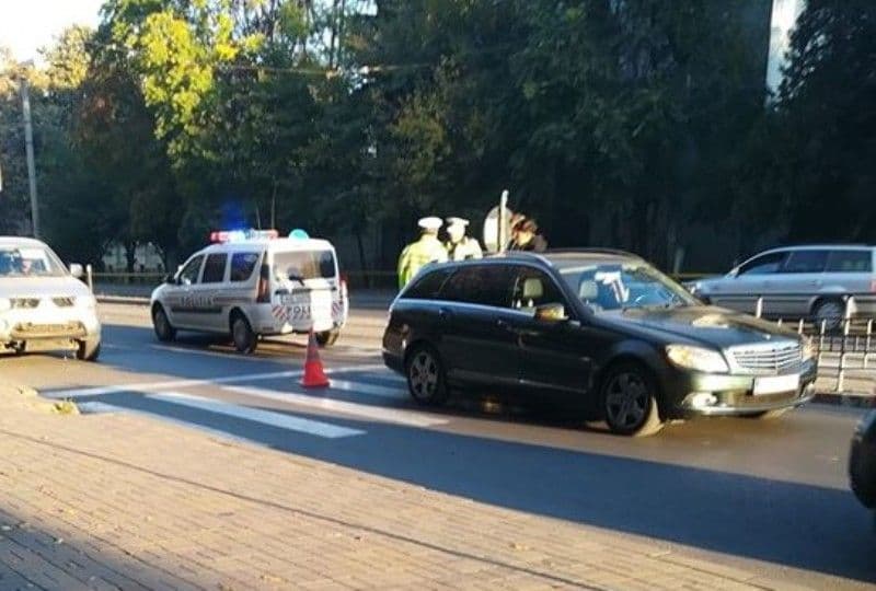 Elevă lovită de o mașină în timp ce traversa strada privind în telefonul mobil