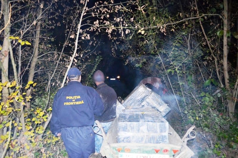 Colete cu țigări de contrabandă transportate cu căruţa, confiscate la frontiera de est – Darabani - FOTO