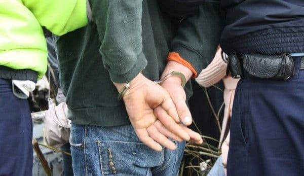 Cât de ghinionist să fii? Hoț prins la furat fix de proprietarul locuinței