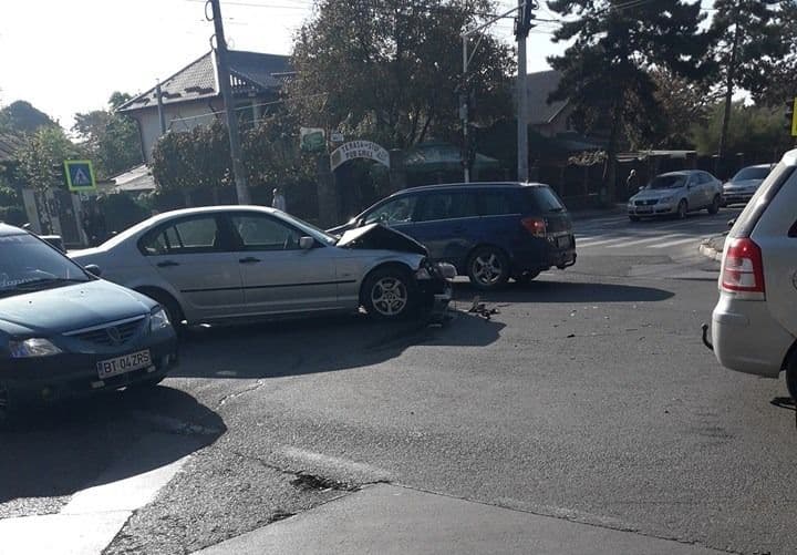 Mașini avariate, semafor distrus și o intersecție blocată în urma unui accident produs din neatenție - FOTO