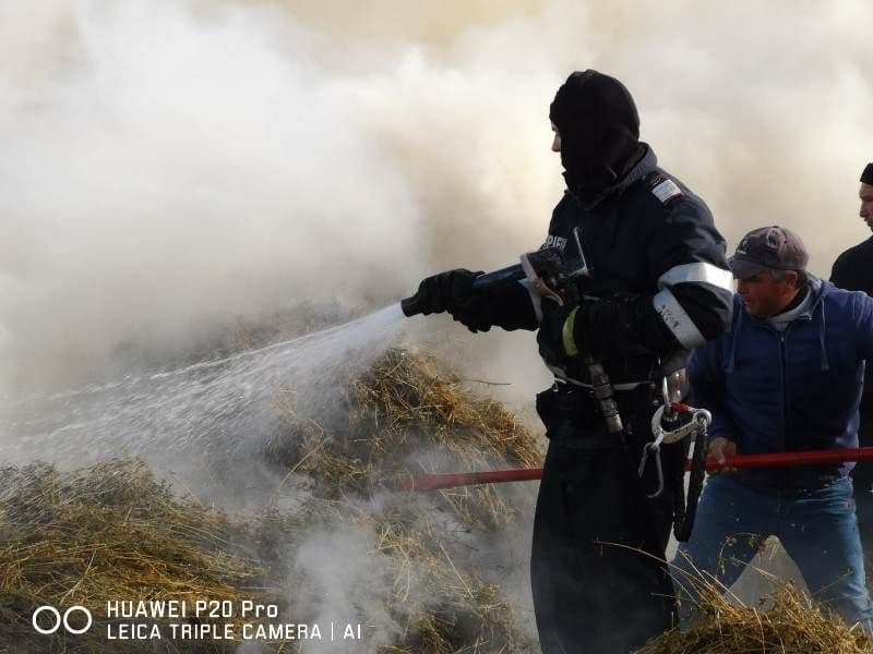 Misiune dificilă: Încă un incendiu a izbucnit la un depozit de furaje, în județul Botoșani - FOTO