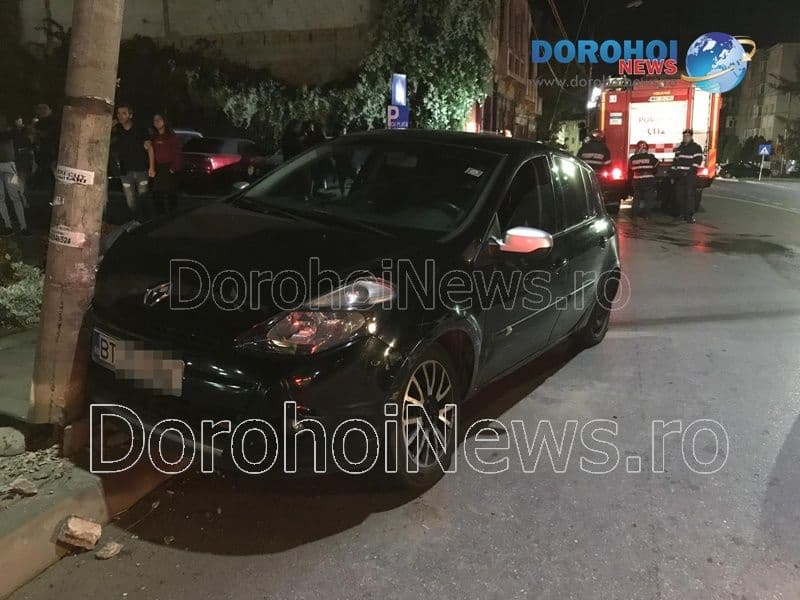 Accident în Dorohoi! Impact între două autoturisme și stâlp rupt în urma neatenției - FOTO