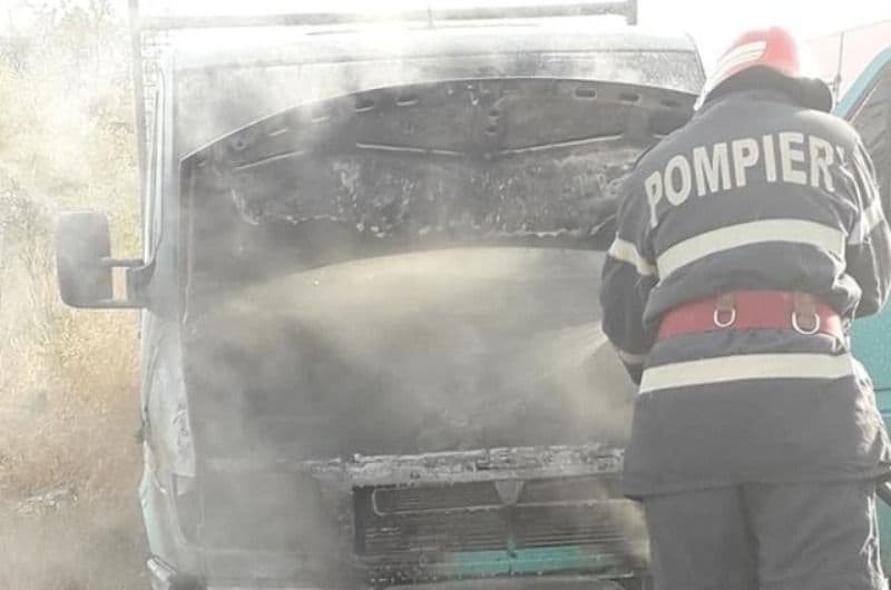 O mașină a luat foc din mers. Şoferul se îndrepta spre municipiul Botoşani - FOTO