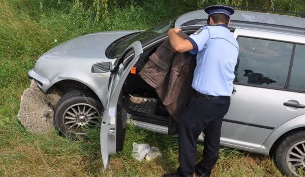 Trei bărbați găsiți într-o mașină proptită într-un șanț. Cel aflat la volan nu avea permis și era în stare de ebrietate!