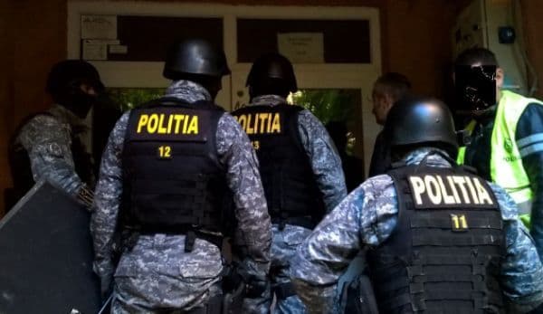 Percheziții la Botoşani. Mascaţii au răscolit trei locuinţe și două magazine!