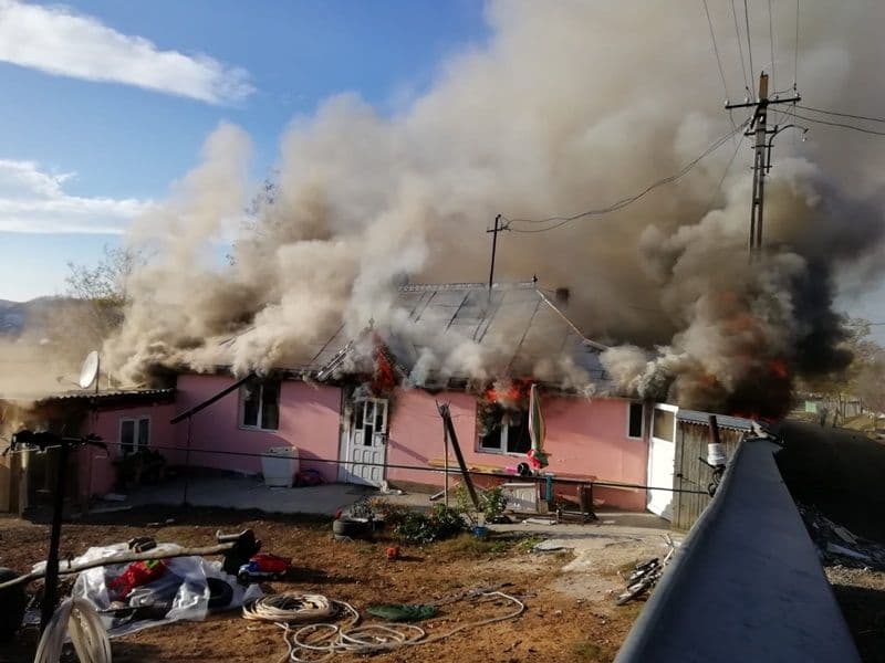 Clipe de groază pentru o familie: Casă distrusă de flăcări, proprietara a suferit un atac de panică – FOTO | VIDEO