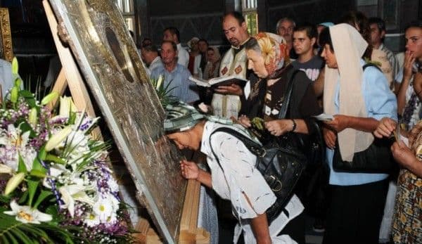 Cele 14 reguli care trebuie respectate obligatoriu când mergi la biserică. Unde trebuie sărutată icoana unui sfânt