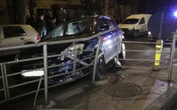 Un șofer cu o alcoolemie amețitoare a pierdut controlul volanului și a intrat cu mașina în scuarul unei stații de tramvai