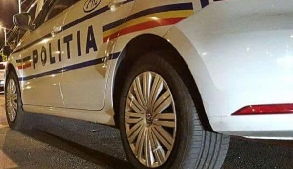 Tânăr fără permis de conducere reţinut de poliţişti după ce a provocat un accident cu mașina pe care a furat-o dintr-o spălătorie