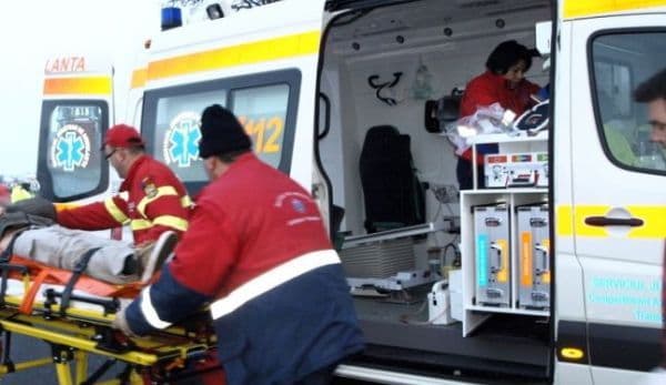 Copil lovit în plin de o maşină în timp ce traversa strada în fugă prin loc nepermis
