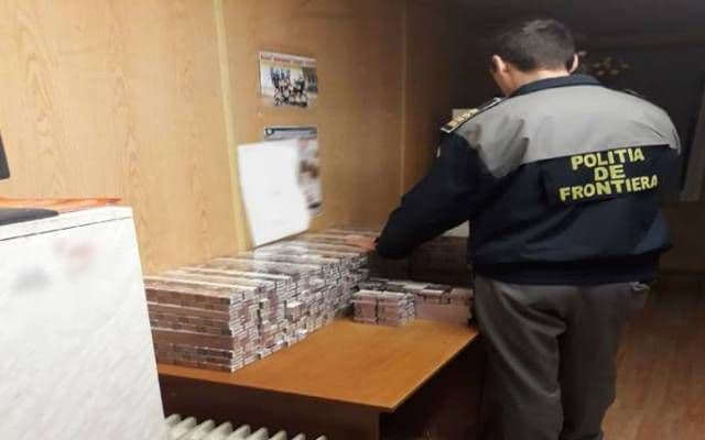 Țigări de contrabandă ascunse în trenul care circulă pe relația Chișinău - Iași - București