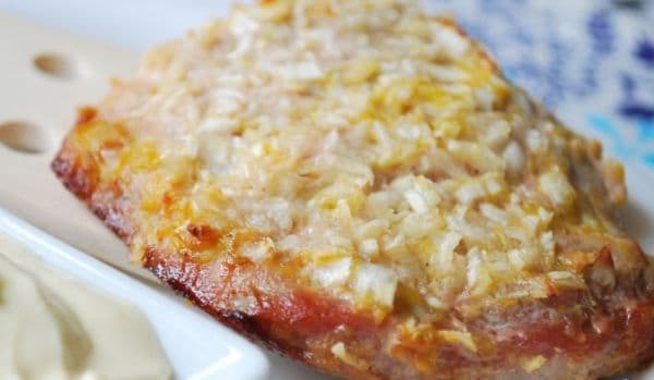 Cotlet de porc cu ceapă și sos de muștar