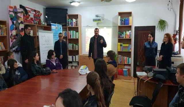 Poliţiştii botoşăneni alături de elevii Liceului Teoretic Dr. Mihai Ciucă din Săveni în Săptămâna Altfel