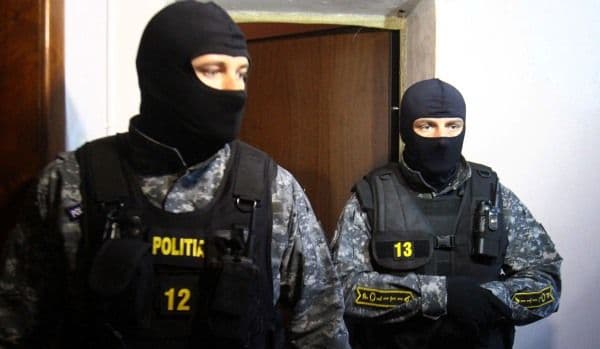 Percheziţie domiciliară efectuată de poliţiştii economici: Ce au descoperit mascaţii în casa scotocită