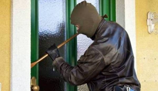 Bărbat cercetat pentru furt după ce a sustras mai multe bunuri din casa unei femei din Viișoara