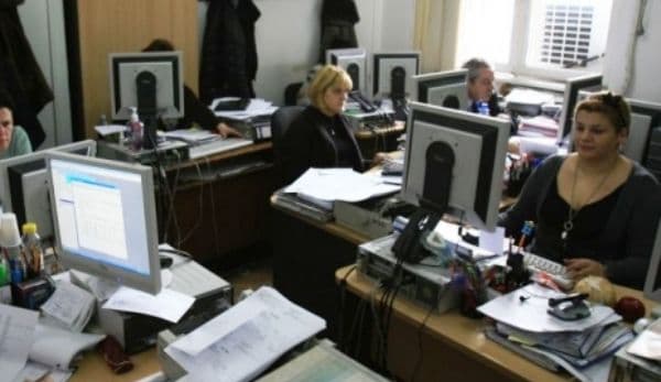 BUGETARI până la pensie. Ce angajaţi nu riscă să fie concediaţi toată viaţa