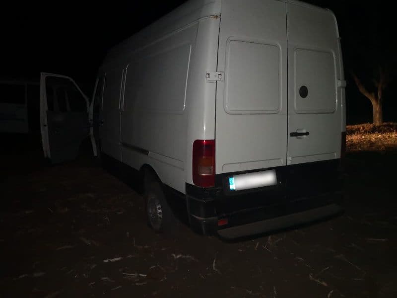 Urmărire ca în filme cu focuri de armă şi reţinerea a 52.000 de pachete cu ţigări de contrabandă la frontiera cu Moldova - FOTO