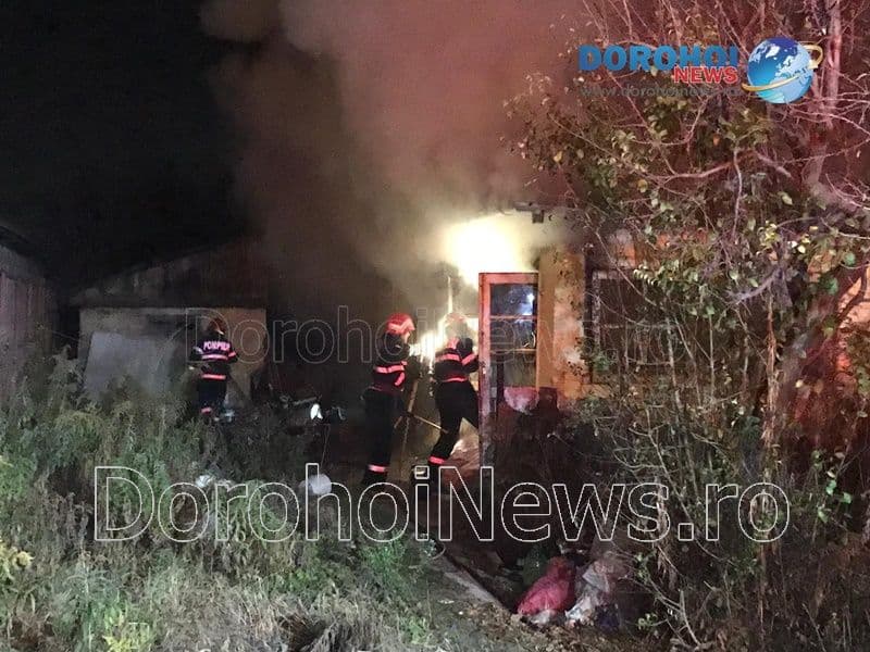 Incendiu izbucnit la o casă din Dorohoi! Bărbat cu arsuri preluat de ambulanță - FOTO