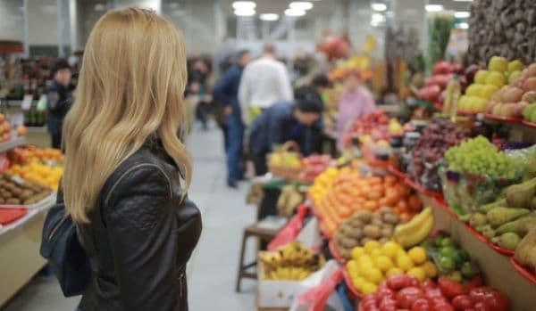 IMPORTANT! Când vezi aceste etichete pe fructe, nu le cumpăra