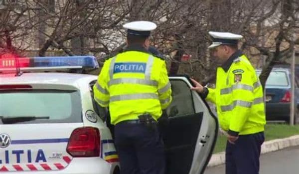 A fugit de polițiști și și-a abandonat mașina pentru că nu avea permis de condcere