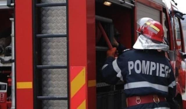 Casă din Loturi Enescu cuprinsă de flăcări! Pompierii dorohoieni au intervenit pentru stingere