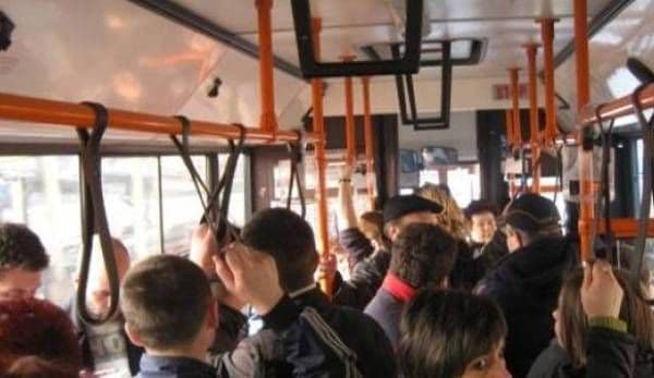 Bătrân tâlhărit în autobuz. Un hoț l-a urmărit și i-a furat 900 de lei