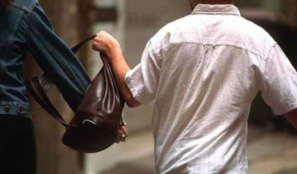 Un tânăr de 18 ani s-a ales cu dosar penal după ce a încercat să sustragă poșeta unei femei