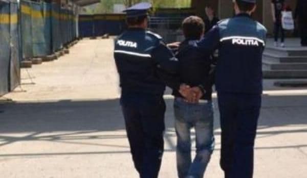 Cercetat penal după ce a fost prins furând piese dintr-un centru de dezmembrări auto