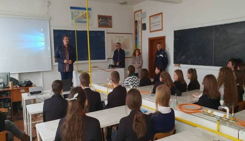 Poliţiştii de la Compartimentul Criminalitate și Antidrog Botoşani au fost ieri la Liceul Regina Maria din Dorohoi