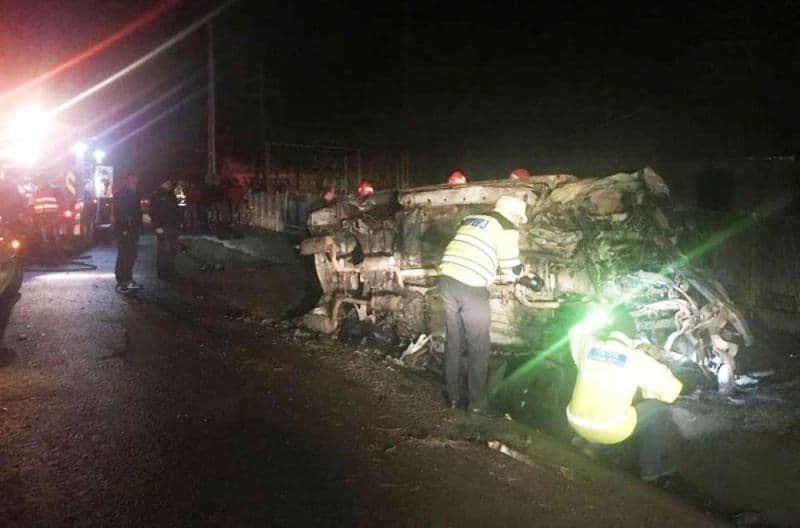 Accident GRAV! Un șofer a murit blocat în mașina care a luat foc, chiar în ziua când împlinea 20 de ani