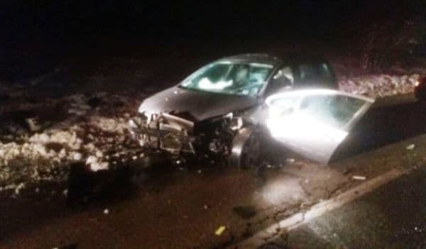 Un tânăr și-a distrus mașina după ce s-a urcat băut la volan și s-a izbit într-un cap de pod