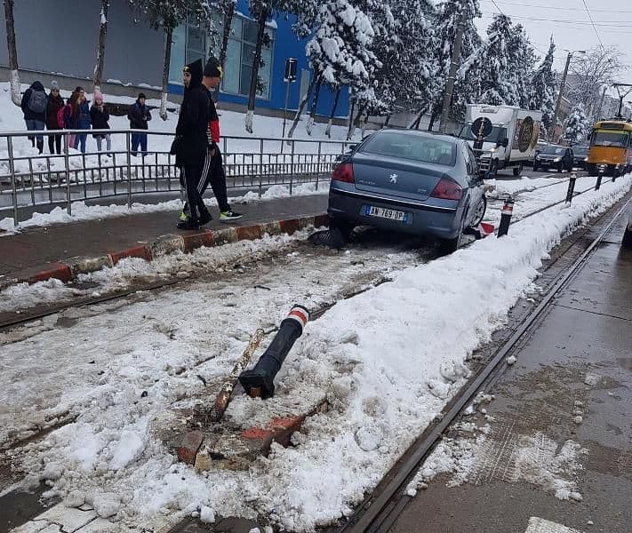 Femeie lovită de o mașină în timp ce aștepta într-o staţie de tramvai