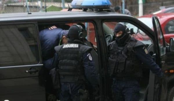 Percheziţii de amploare în județele Botoşani și Suceava. Sute de polițiști au descins la traficanţii de ţigări