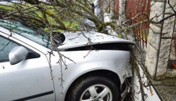 ACCIDENT! Un şofer băut a intrat cu maşina în gardul unei case