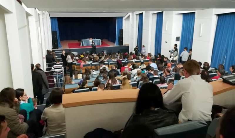 Seminariștii dorohoieni, participanți la Conferința „Răbdarea, virtute prigonită în zilele noastre” - FOTO