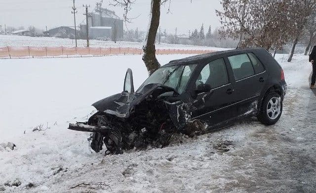 Accident pe drumul Dorohoi – Botoșani! Doi tineri răniți după impactul unei mașini cu un copac