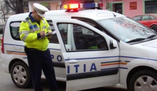 ACCIDENT: Un șofer beat a ratat un viraj la dreapta și a lovit o mașină parcată
