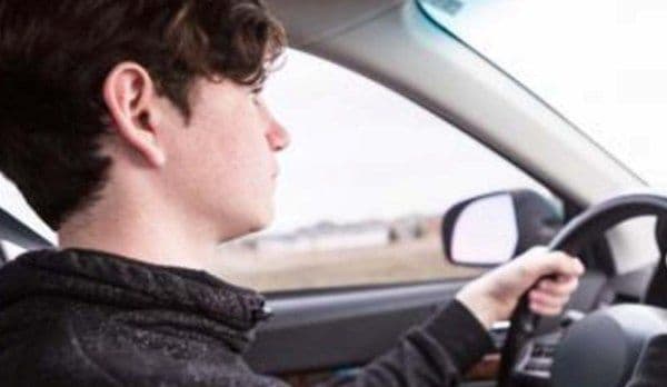 Minor cercetat după ce a furat o mașină din Văculeşti și a abandonat-o pe o stradă din Dorohoi