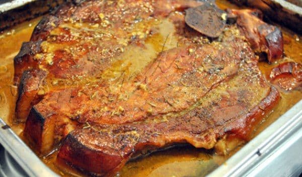Friptură de porc cu sos de vin roșu
