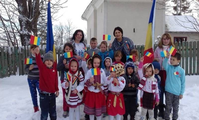 Într-un cătun îndepărtat, numit Balinţi, o mână de mogâldeţe au sărbătorit cu mare drag Ziua Țării - FOTO